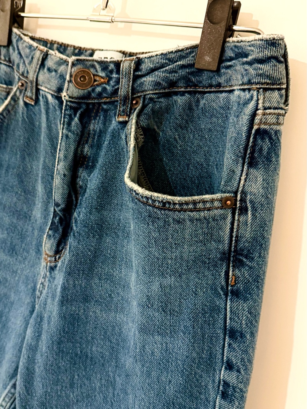 BDG High-Rise Mom Women's Jeans in Medium Blue Wash